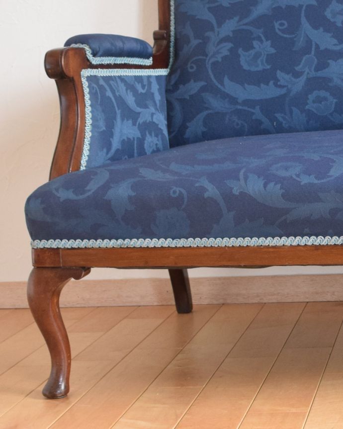 セティ・ソファ・ベンチ　アンティーク チェア　イギリスから来たインテリア、大人っぽい色味のアンティークセティ（２Pソファ）。アーム付きのくつろぎやすいチェアです。(k-1213-c)