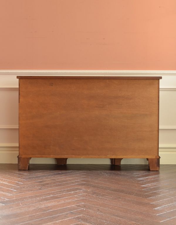 アンティークのキャビネット　アンティーク家具　引き出しがたっぷり付いたマホガニー材のアンティークのサイドボード。キチンとメンテナンスしてあるので、裏側もキレイです。(k-1213-f)