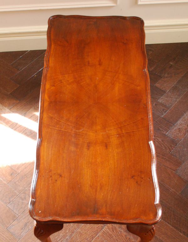 ロイドテーブル アンティーク家具 ウォールナット材を使ったアンティーク家具、長方形のリビングテーブル。天板もキレイにお直ししてお届けします。(k-1214-f)