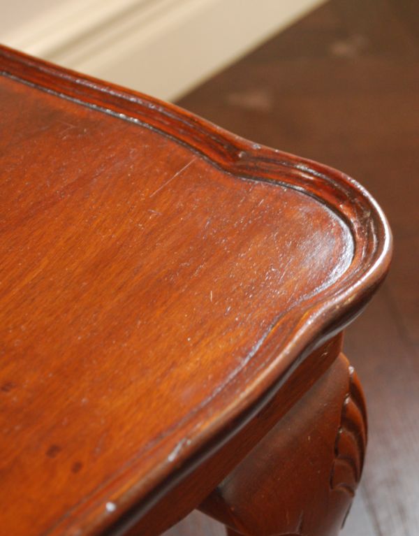 ロイドテーブル アンティーク家具 ウォールナット材を使ったアンティーク家具、長方形のリビングテーブル。縁にも美しい彫です。(k-1214-f)