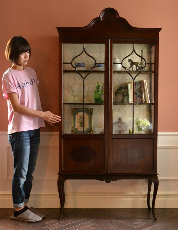 アンティークのキャビネット　アンティーク家具　イギリスより到着のアンティーク家具、マホガニー材のガラスキャビネット。本棚としてはもちろん、グラスや食器を並べて飾り棚としても素敵ですよ。(k-1215-f)