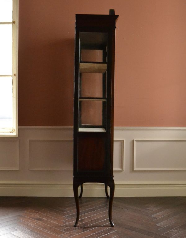 アンティークのキャビネット　アンティーク家具　イギリスより到着のアンティーク家具、マホガニー材のガラスキャビネット。サイドもガラスなので、どこから見ても美しいです！しっかり作られているので、安心してお使いいただけます。(k-1215-f)