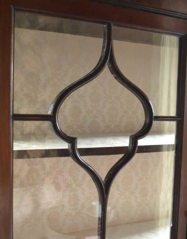 アンティークのキャビネット　アンティーク家具　イギリスより到着のアンティーク家具、マホガニー材のガラスキャビネット。ガラスもアンティークならでは。(k-1215-f)