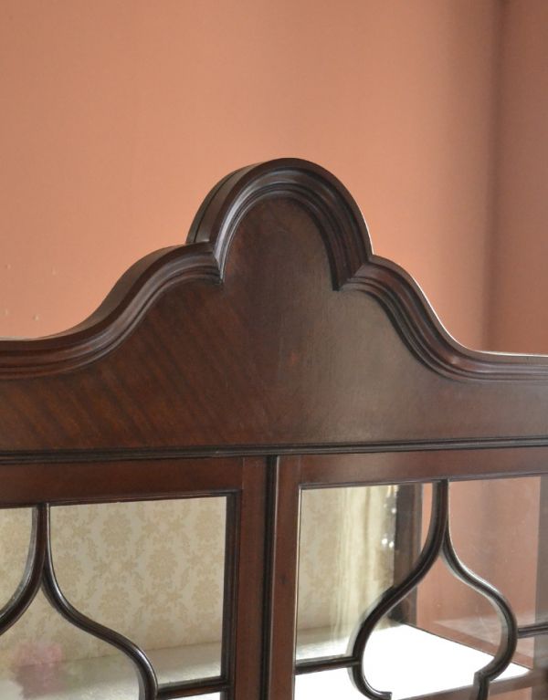 アンティークのキャビネット　アンティーク家具　イギリスより到着のアンティーク家具、マホガニー材のガラスキャビネット。風格と品があるので、リビングはもちろん、和室や書斎、客間にも最適。(k-1215-f)