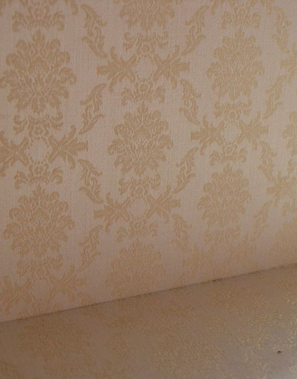 アンティークのキャビネット　アンティーク家具　イギリスより到着のアンティーク家具、マホガニー材のガラスキャビネット。柄物の食器やお気に入りのアイテムが引き立つようにシンプルな生地に新しく張り替えています。(k-1215-f)