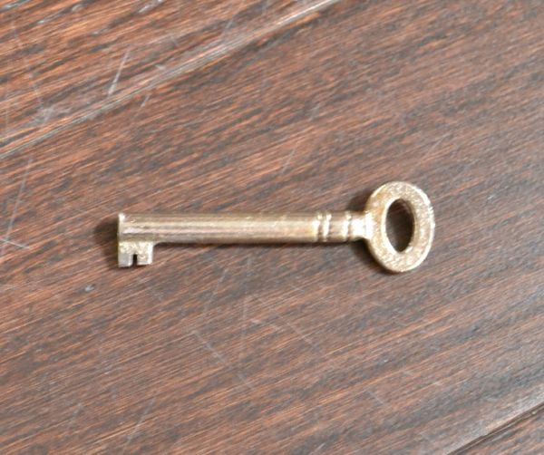 アンティークのキャビネット　アンティーク家具　イギリスより到着のアンティーク家具、マホガニー材のガラスキャビネット。アンティークの鍵です。(k-1215-f)