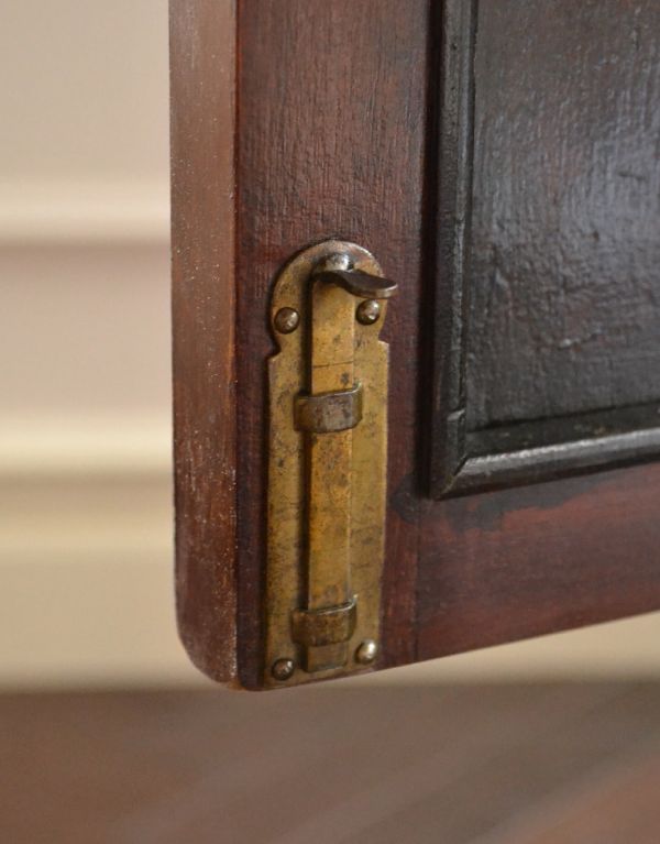 アンティークのキャビネット　アンティーク家具　イギリスより到着のアンティーク家具、マホガニー材のガラスキャビネット。扉を止めるストッパーが付いています。(k-1215-f)