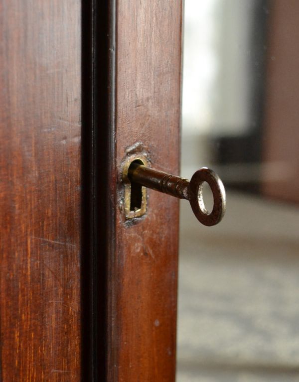 アンティークのキャビネット　アンティーク家具　イギリスより到着のアンティーク家具、マホガニー材のガラスキャビネット。鍵を引っ掛けて取っ手のようにして開閉してください。(k-1215-f)