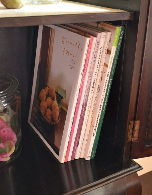 アンティークのキャビネット　アンティーク家具　イギリスより到着のアンティーク家具、マホガニー材のガラスキャビネット。雑誌やファイルも型崩れすることなく、立ててキレイに収納できます。(k-1215-f)