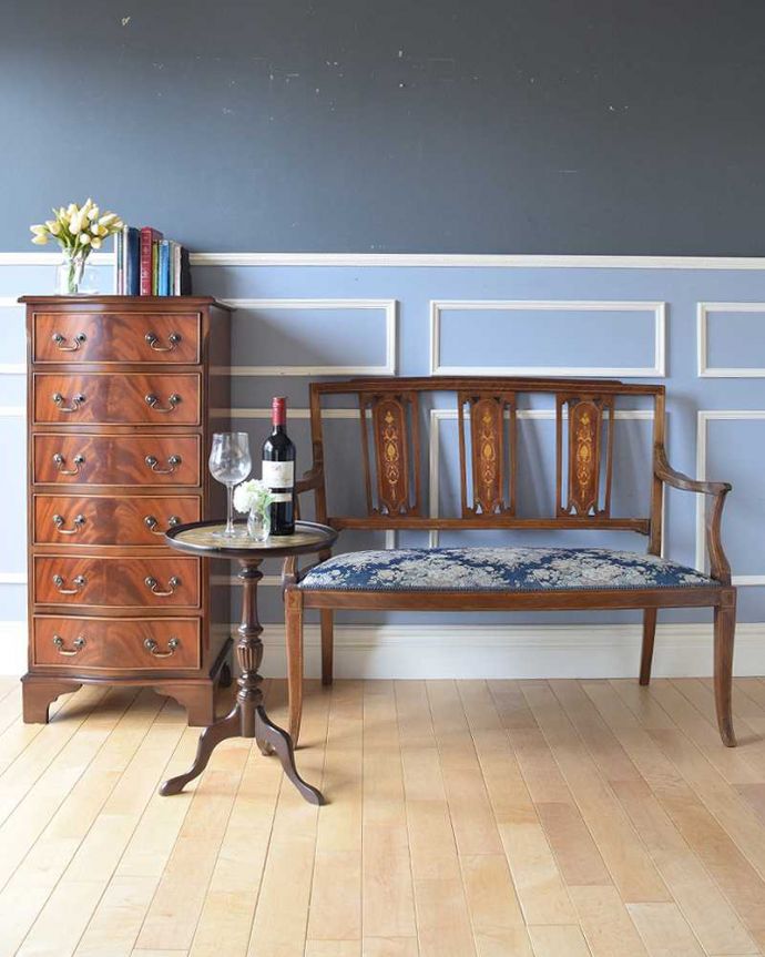 セティ・ソファ・ベンチ　アンティーク チェア　イギリスの優雅なアンティークチェア、背もたれの装飾がとても美しいセティ。最上級の贅沢を･･･眺めているだけで幸せになれる椅子芸術的に美しい椅子、セティ。(k-1216-c)