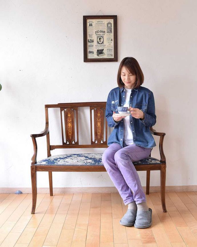 セティ・ソファ・ベンチ　アンティーク チェア　イギリスの優雅なアンティークチェア、背もたれの装飾がとても美しいセティ。アンティークらしく、流行を追わずに長く使えるデザイン。(k-1216-c)