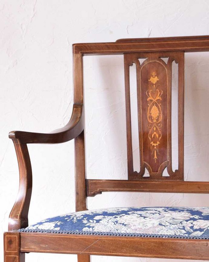 セティ・ソファ・ベンチ　アンティーク チェア　イギリスの優雅なアンティークチェア、背もたれの装飾がとても美しいセティ。どこをとっても美しいシルエットのアンティークセティー。(k-1216-c)