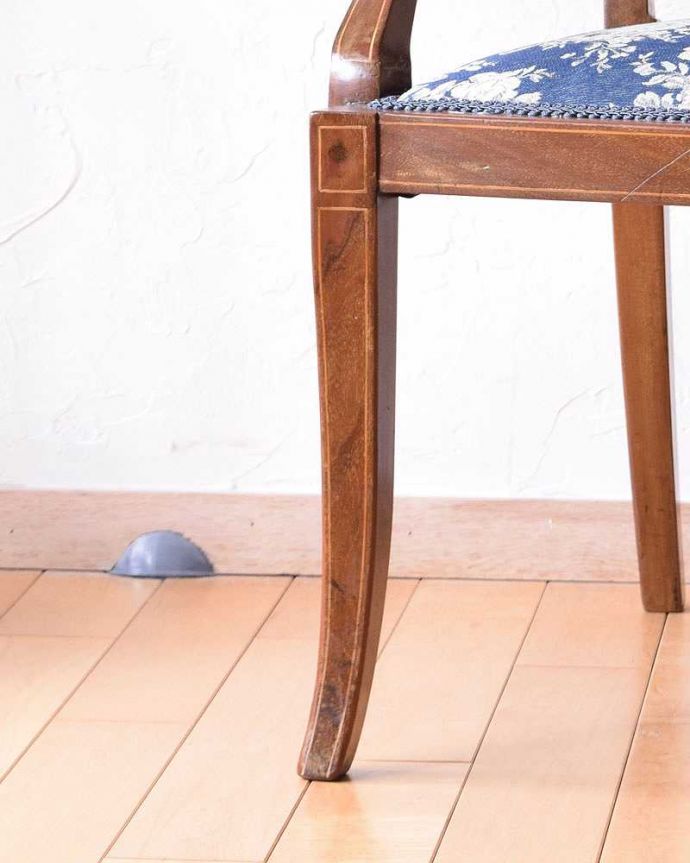 セティ・ソファ・ベンチ　アンティーク チェア　イギリスの優雅なアンティークチェア、背もたれの装飾がとても美しいセティ。きちんとメンテナンスをしているので、大柄な男性でも安心してお掛けください。(k-1216-c)