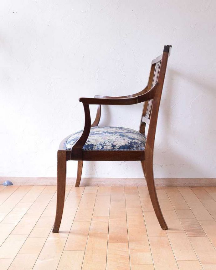 セティ・ソファ・ベンチ　アンティーク チェア　イギリスの優雅なアンティークチェア、背もたれの装飾がとても美しいセティ。横から見ても綺麗な装飾が楽しめます。(k-1216-c)