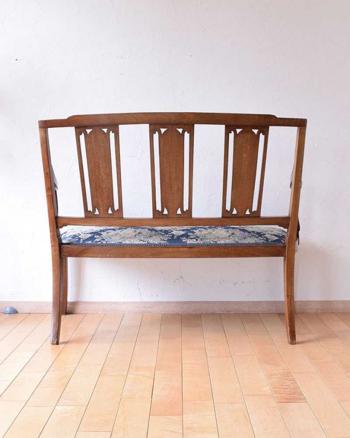 セティ・ソファ・ベンチ　アンティーク チェア　イギリスの優雅なアンティークチェア、背もたれの装飾がとても美しいセティ。アンティークは新品ではないので、もちろん経年変化によるキズはありますが、専門の職人が目立たないようキレイにお直しをしているので、後姿までキレイです。(k-1216-c)