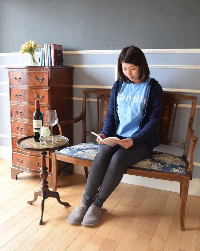 セティ・ソファ・ベンチ　アンティーク チェア　イギリスの優雅なアンティークチェア、背もたれの装飾がとても美しいセティ。すっきりとした華奢な印象です。(k-1216-c)