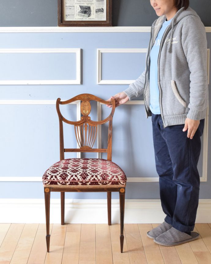 サロンチェア　アンティーク チェア　象嵌が入った貴重なアンティーク、ローズウッド材の高級感漂うインレイドチェア。印象的な盾形の背もたれ。(k-1217-c)