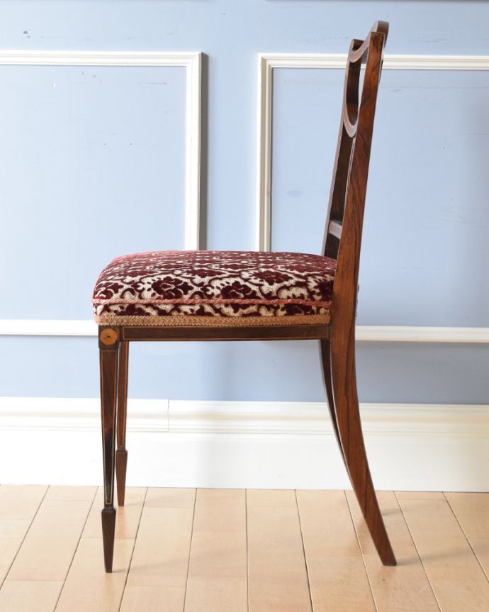 サロンチェア　アンティーク チェア　象嵌が入った貴重なアンティーク、ローズウッド材の高級感漂うインレイドチェア。横から見ても綺麗な装飾が楽しめます。(k-1217-c)