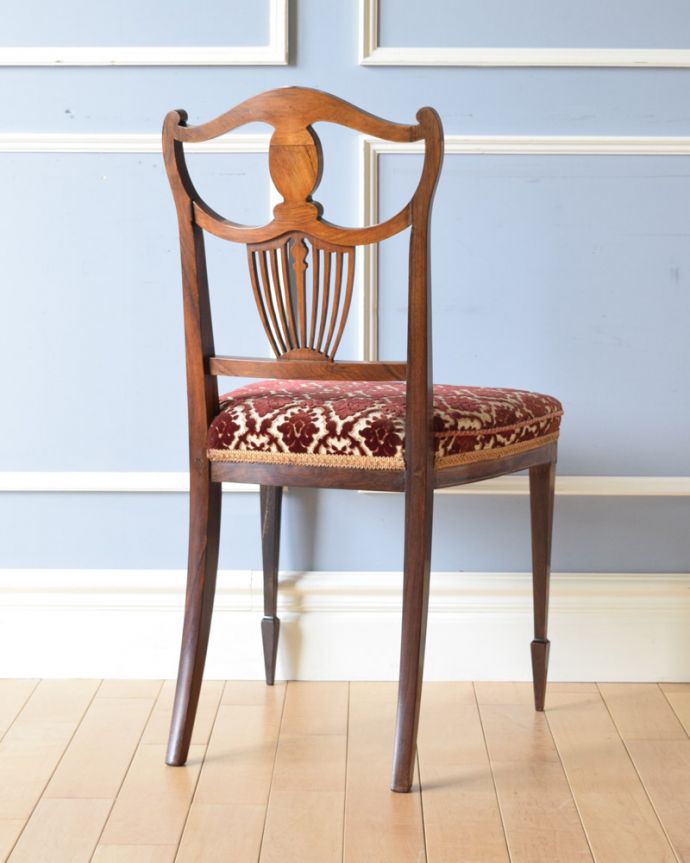 サロンチェア　アンティーク チェア　象嵌が入った貴重なアンティーク、ローズウッド材の高級感漂うインレイドチェア。アンティークは新品ではないので、もちろん経年変化によるキズはありますが、専門の職人が目立たないようキレイにお直しをしているので、後姿までキレイです。(k-1217-c)