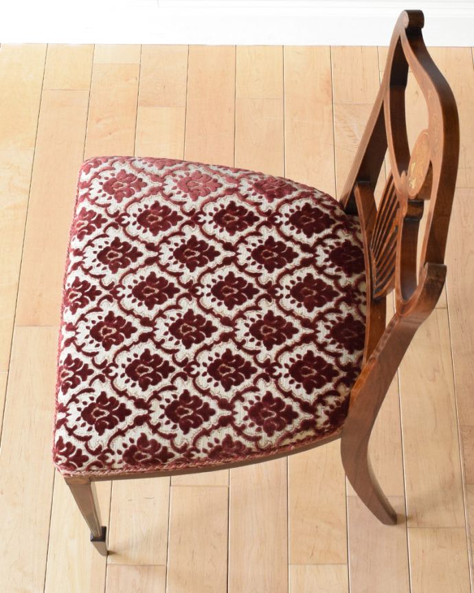 サロンチェア　アンティーク チェア　象嵌が入った貴重なアンティーク、ローズウッド材の高級感漂うインレイドチェア。座面には布が貼ってあるので、長時間座っても疲れません。(k-1217-c)