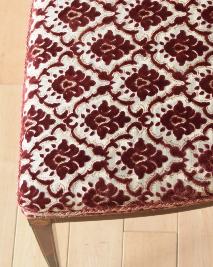 サロンチェア　アンティーク チェア　象嵌が入った貴重なアンティーク、ローズウッド材の高級感漂うインレイドチェア。座り心地がいいクッション付きの座面。(k-1217-c)