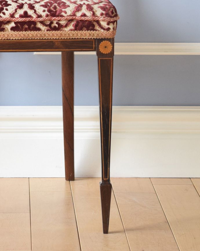 サロンチェア　アンティーク チェア　象嵌が入った貴重なアンティーク、ローズウッド材の高級感漂うインレイドチェア。きちんとお直ししていますので、大柄な男性でも安心してお掛け下さい。(k-1217-c)