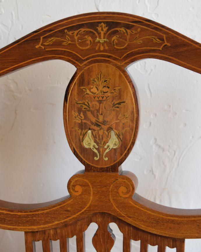 サロンチェア　アンティーク チェア　象嵌が入った貴重なアンティーク、ローズウッド材の高級感漂うインレイドチェア。繊細な彫が施された芸術品のように美しいチェアです。(k-1217-c)