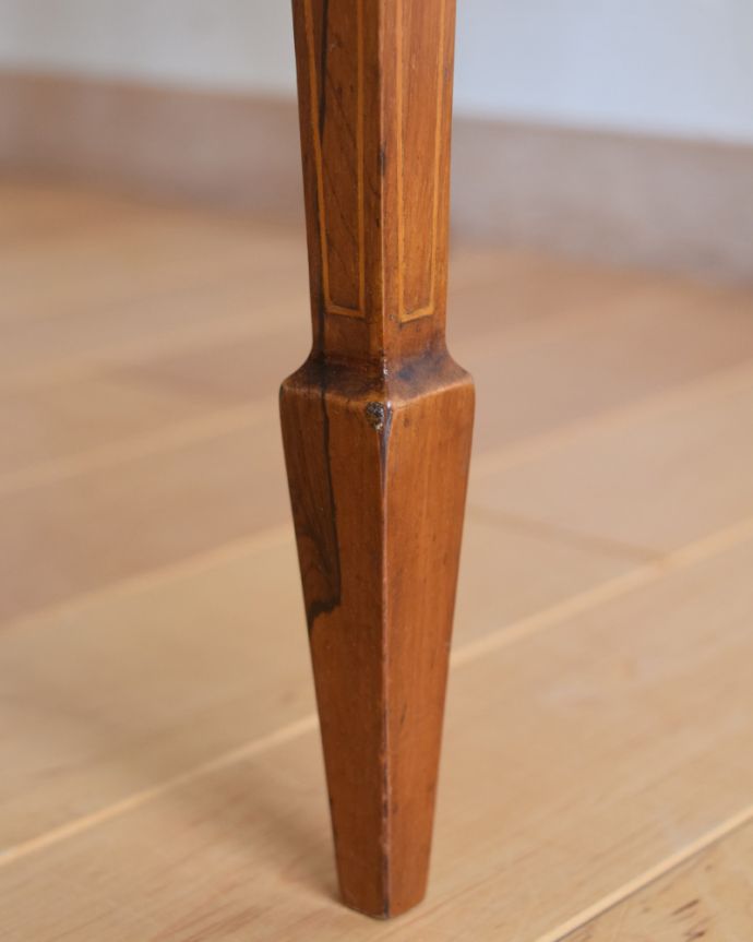 サロンチェア　アンティーク チェア　象嵌が入った貴重なアンティーク、ローズウッド材の高級感漂うインレイドチェア。脚にも美しい象嵌の装飾が施されています。(k-1217-c)