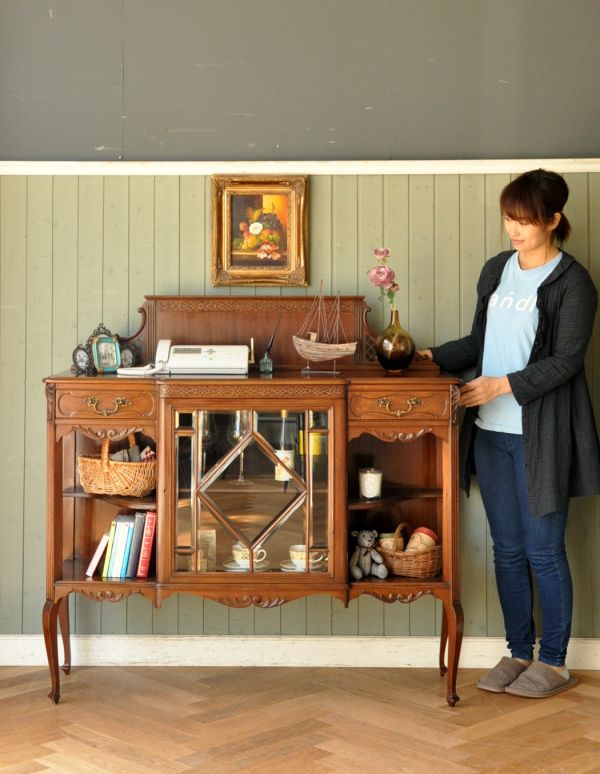 アンティークのキャビネット　アンティーク家具　豪華なアンティーク家具、マホガニー材を使った英国テイストのキャビネット（飾り棚）。アンティークらしい重厚感がかっこいい家具。(k-1217-f)