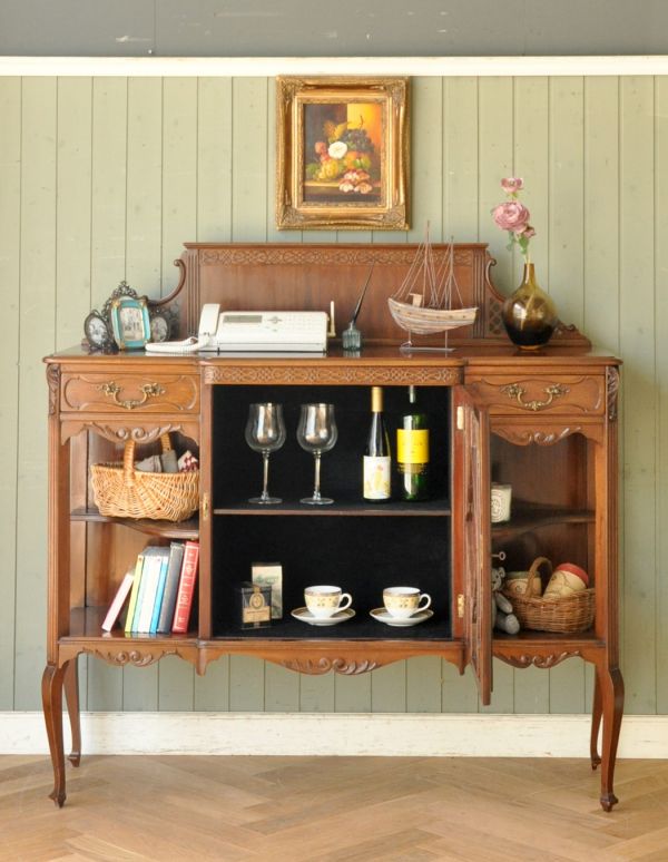 アンティークのキャビネット　アンティーク家具　豪華なアンティーク家具、マホガニー材を使った英国テイストのキャビネット（飾り棚）。見た目の美しさはもちろん、機能性も兼ね備えたアンティークのキャビネット。(k-1217-f)