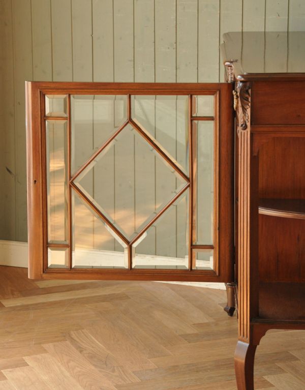 アンティークのキャビネット　アンティーク家具　豪華なアンティーク家具、マホガニー材を使った英国テイストのキャビネット（飾り棚）。ガラスもアンティークならでは。(k-1217-f)