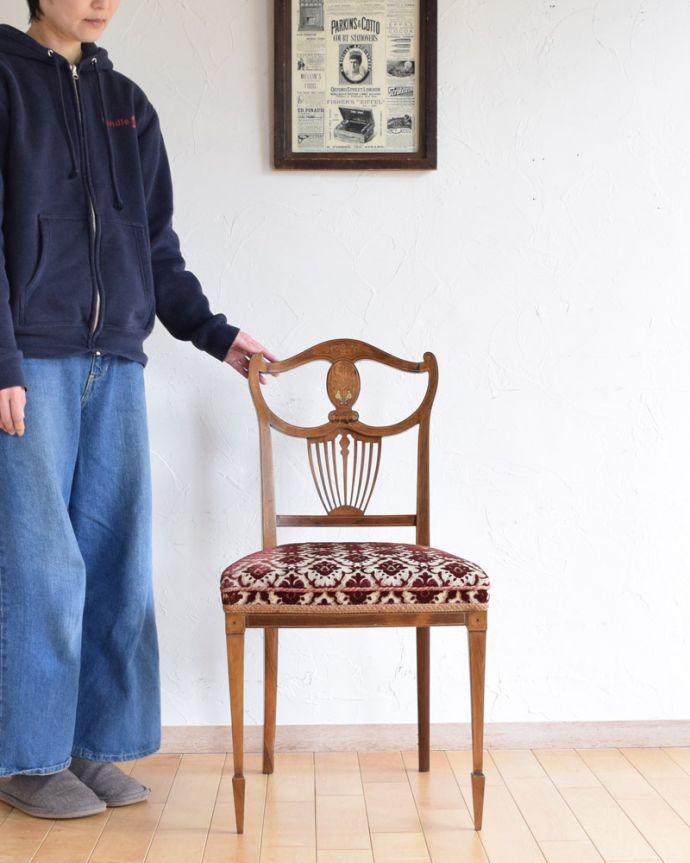 サロンチェア　アンティーク チェア　高級感漂う繊細な象嵌細工、美しいアンティークのインレイドチェア。印象的な盾形の背もたれ。(k-1218-c)