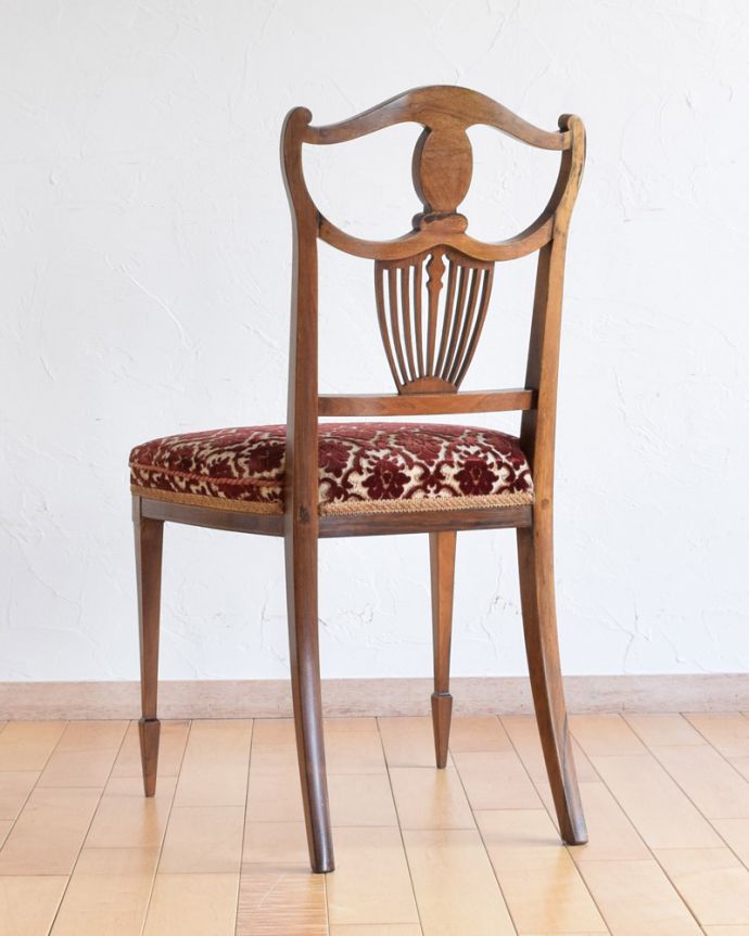 サロンチェア　アンティーク チェア　高級感漂う繊細な象嵌細工、美しいアンティークのインレイドチェア。アンティークは新品ではないので、もちろん経年変化によるキズはありますが、専門の職人が目立たないようキレイにお直しをしているので、後姿までキレイです。(k-1218-c)