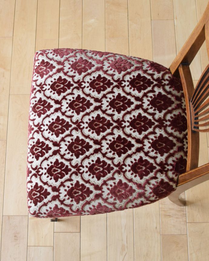 サロンチェア　アンティーク チェア　高級感漂う繊細な象嵌細工、美しいアンティークのインレイドチェア。座面には布が貼ってあるので、長時間座っても疲れません。(k-1218-c)