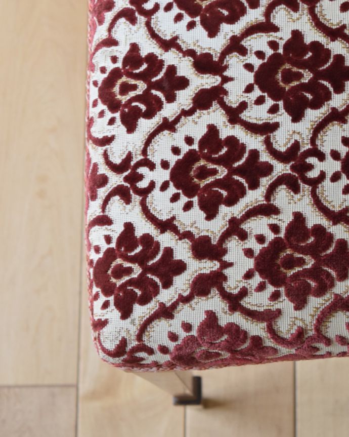 サロンチェア　アンティーク チェア　高級感漂う繊細な象嵌細工、美しいアンティークのインレイドチェア。座り心地がいいクッション付きの座面。(k-1218-c)