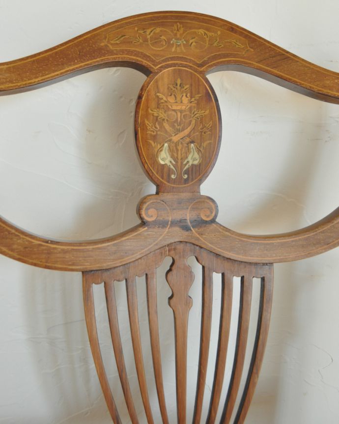 サロンチェア　アンティーク チェア　高級感漂う繊細な象嵌細工、美しいアンティークのインレイドチェア。繊細な彫が施された芸術品のように美しいチェアです。(k-1218-c)
