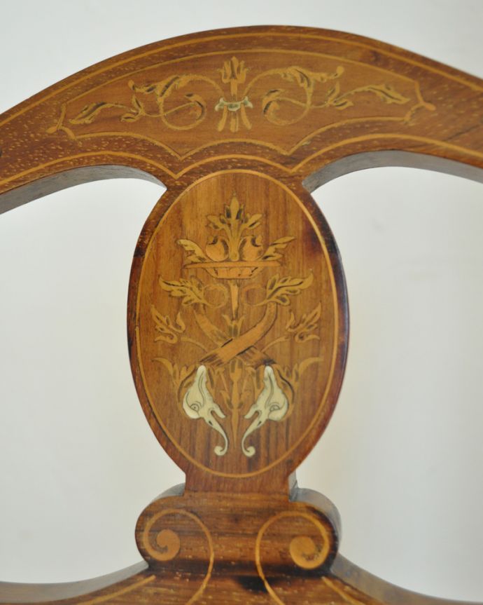 サロンチェア　アンティーク チェア　高級感漂う繊細な象嵌細工、美しいアンティークのインレイドチェア。象嵌の装飾が施されています。(k-1218-c)