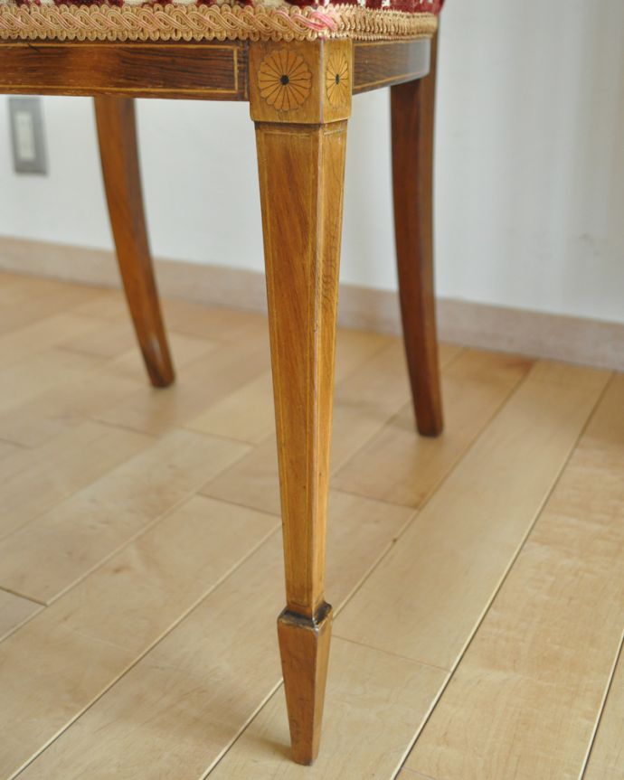 サロンチェア　アンティーク チェア　高級感漂う繊細な象嵌細工、美しいアンティークのインレイドチェア。きちんとお直ししていますので、大柄な男性でも安心してお掛け下さい。(k-1218-c)