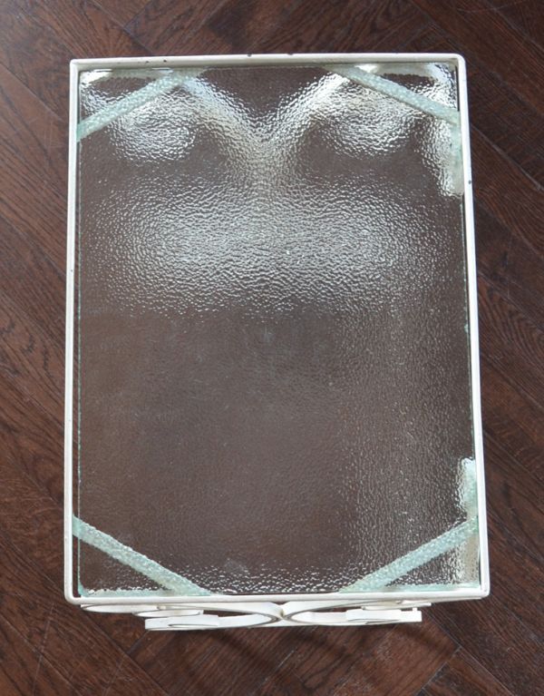 ロイドテーブル　アンティーク家具　フランスで見つけたアンティーク家具、ガラスとアイアンのサイドテーブル（ホワイト） 。ガラス板が乗っているシンプルな設計です。(k-1218-f)