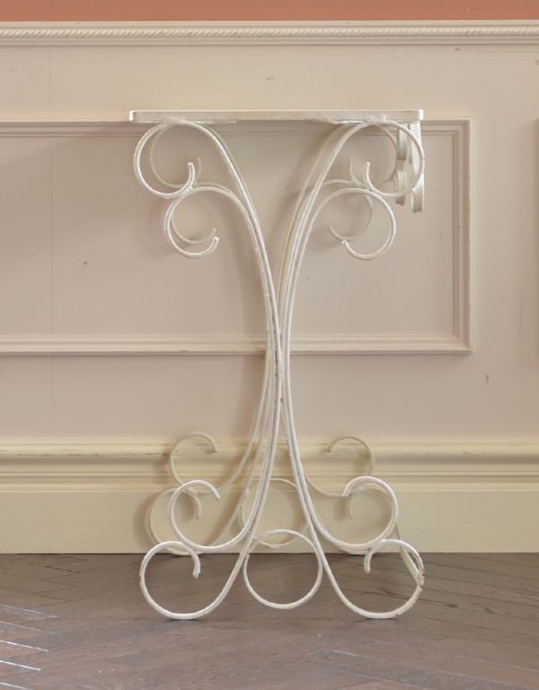 ロイドテーブル　アンティーク家具　フランスで見つけたアンティーク家具、ガラスとアイアンのサイドテーブル（ホワイト） 。脚のデザインが女性らしくキレイです。(k-1218-f)