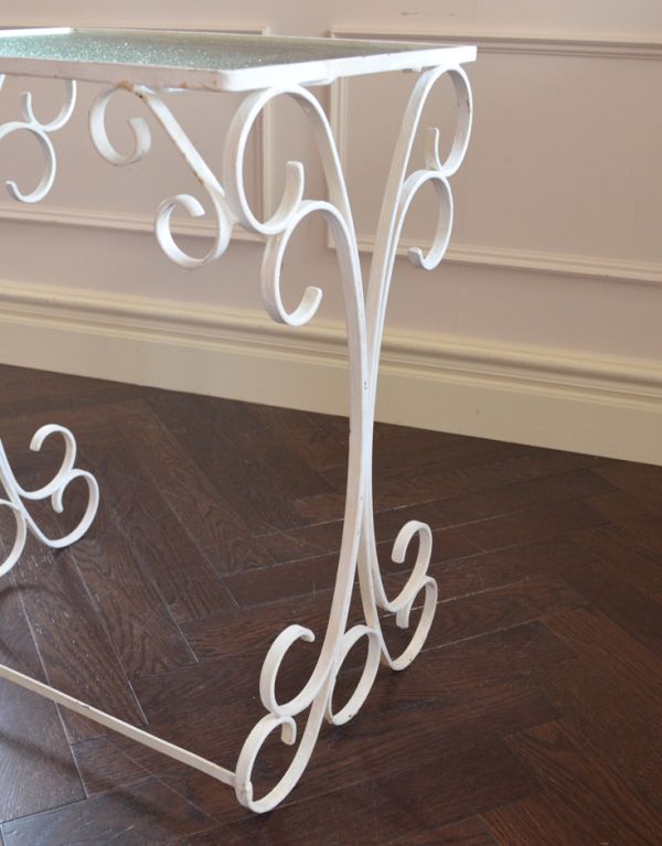 ロイドテーブル　アンティーク家具　フランスで見つけたアンティーク家具、ガラスとアイアンのサイドテーブル（ホワイト） 。脚のデザインが女性らしくキレイです。(k-1218-f)