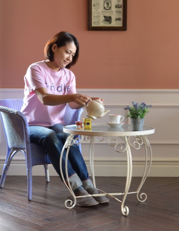 ロイドテーブル　アンティーク家具　フランスで見つけたアンティーク家具、ガラスとアイアンのコーヒーテーブル（ホワイト）。コンパクトなので、どこでも運んでお使い頂けます。(k-1219-f)