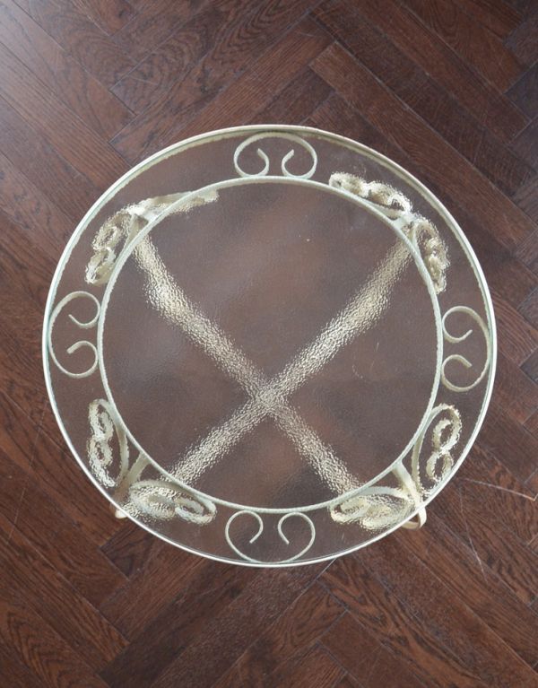 ロイドテーブル　アンティーク家具　フランスで見つけたアンティーク家具、ガラスとアイアンのコーヒーテーブル（ホワイト）。綺麗な丸型の天板です。(k-1219-f)