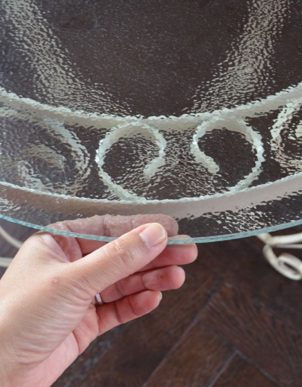 ロイドテーブル　アンティーク家具　フランスで見つけたアンティーク家具、ガラスとアイアンのコーヒーテーブル（ホワイト）。ガラス部分は取り外しできるようになっているので、模様替えやお手入れの際も嬉しいですよね。(k-1219-f)