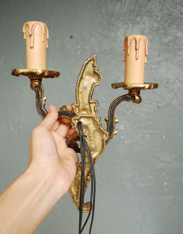 壁付けブラケット 照明・ライティング イギリスアンティーク壁付け照明、2灯タイプのウォールブラケット(E17シャンデリア球付)。※配線に直結するので、電気屋さんによる取り付け工事が必要です。(k-1221-z)