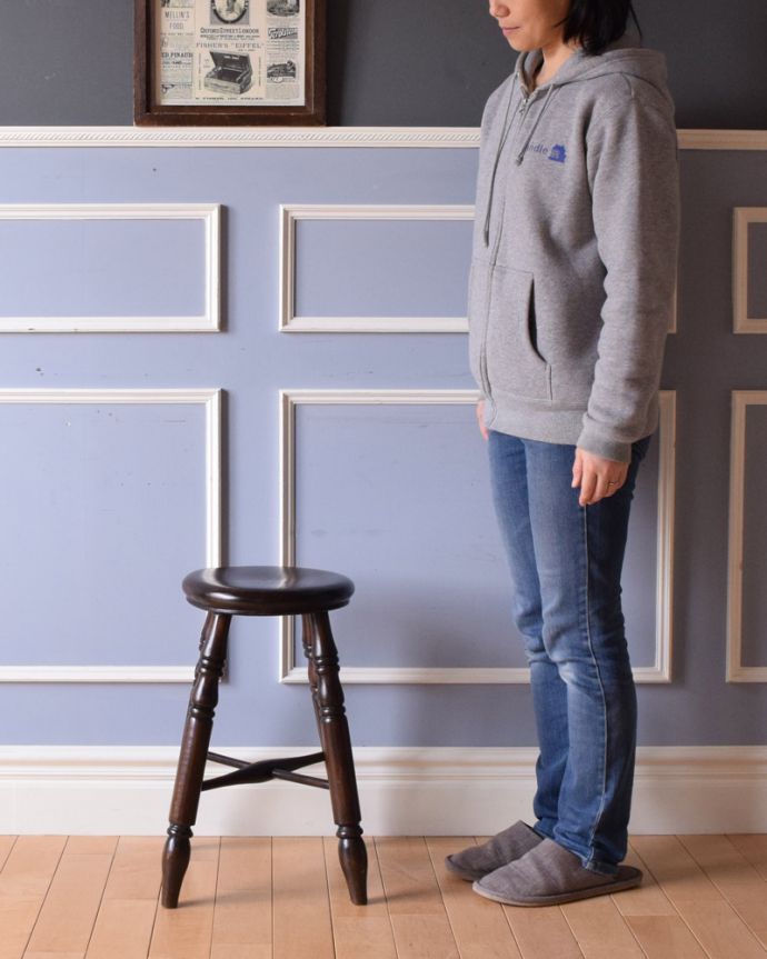 スツール・オットマン アンティーク チェア イギリス輸入のアンティークチェア、ブラウンカラーの木製スツール。座ったり、飾ったり・・・お家のなかの様々シーンで活躍してくれるアンティークのスツール。(k-1222-c)