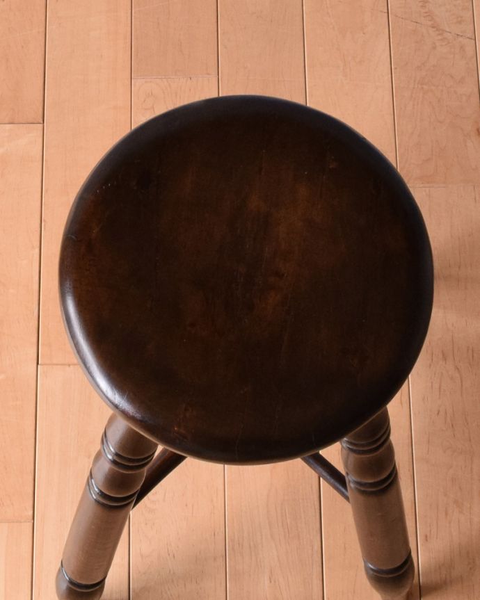 スツール・オットマン アンティーク チェア イギリス輸入のアンティークチェア、ブラウンカラーの木製スツール。キレイな座面です。(k-1222-c)