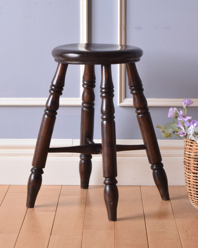 スツール・オットマン アンティーク チェア イギリス輸入のアンティークチェア、ブラウンカラーの木製スツール。横から見るとこんな感じ。(k-1222-c)