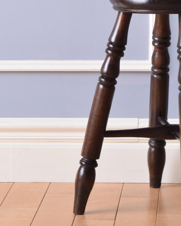 スツール・オットマン アンティーク チェア イギリス輸入のアンティークチェア、ブラウンカラーの木製スツール。メンテナンスをしっかりしているので、男性の方でも安心してお掛けください。(k-1222-c)