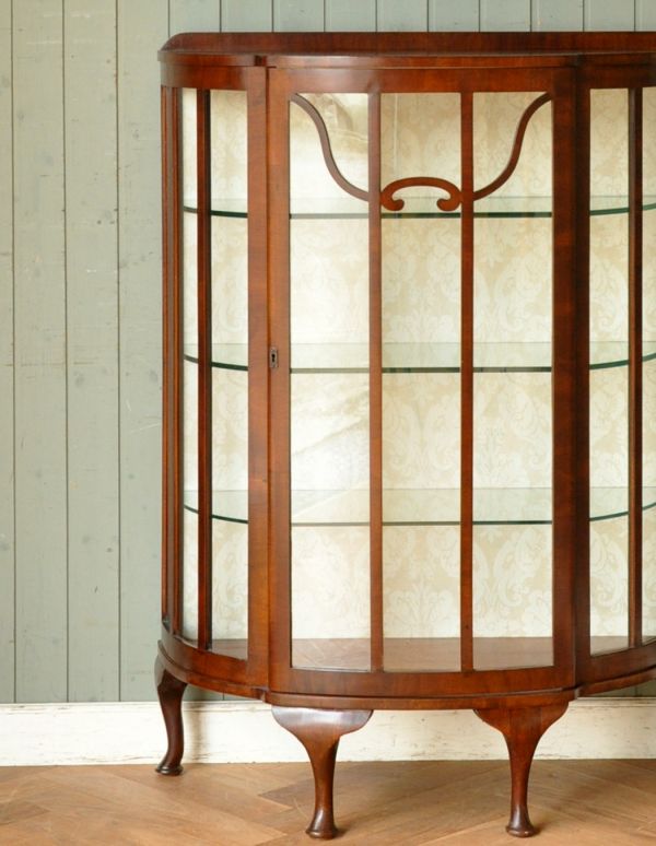 アンティークのキャビネット アンティーク家具 イギリスのアンティーク家具、上品なハーフムーンのガラスキャビネット(飾り棚)。アンティークのガラスがキレイにはめ込んであります。(k-1222-f)